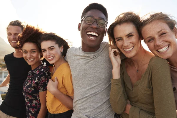 Portret Van Lachende Jonge Vrienden Die Buiten Samen Lopen — Stockfoto