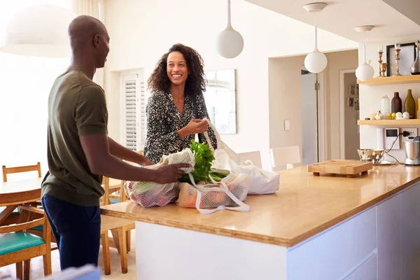 Paar Keert Terug Naar Huis Van Winkelen Reis Uitpakken Van — Stockfoto