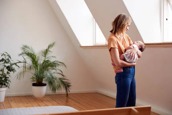 Kärleksfull Mor Som Innehar Nyfödda Barnet Hemma Loft Lägenhet — Stockfoto