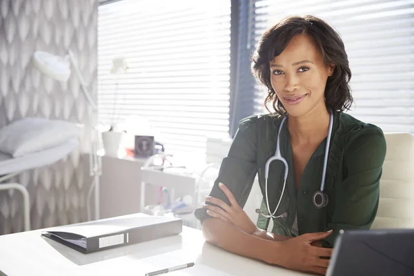 Retrato Doctora Sonriente Con Estetoscopio Sentada Detrás Del Escritorio Oficina — Foto de Stock