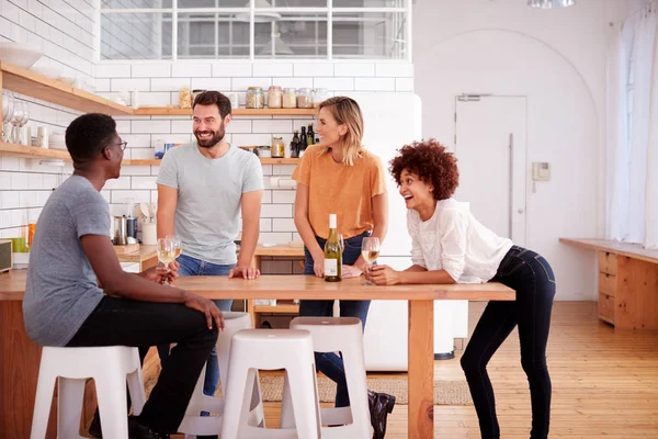 Twee Koppels Ontspannen Keuken Thuis Met Glazen Wijn Praten Samen — Stockfoto