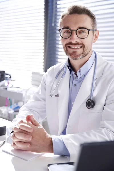 Portrait Docteur Souriant Portant Manteau Blanc Avec Stethoscope Assis Derrière — Photo