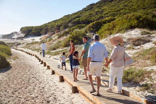 Familia Blanca Tres Generaciones Caminando Juntos Largo Paseo Marítimo Madera — Foto de Stock