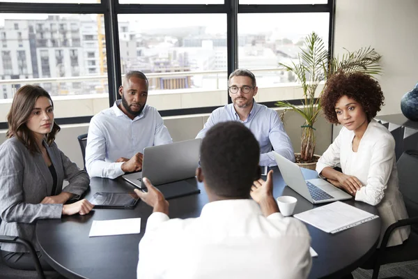 Bir Toplantı Odasında Kurumsal Adamları Bir Meslektaşının Konuşmasını Dinlerken Yüksek — Stok fotoğraf