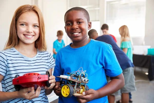 Porträt Männlicher Und Weiblicher Studenten Beim Bau Eines Roboterfahrzeugs Computercodierungskurs — Stockfoto