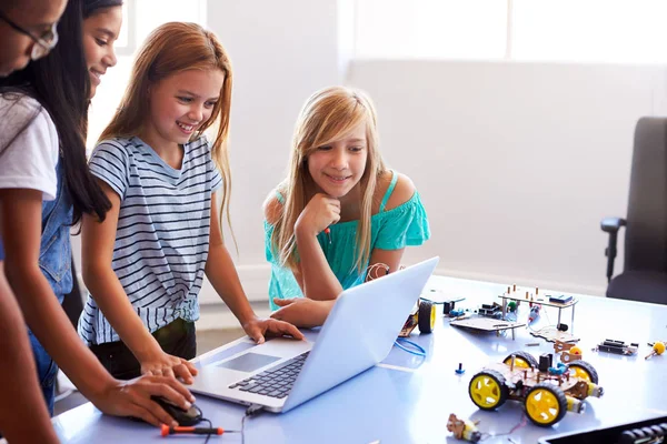 Drei Studentinnen Mit Lehrer Bauen Roboterfahrzeug Computercodierungskurs Nach Der Schule — Stockfoto