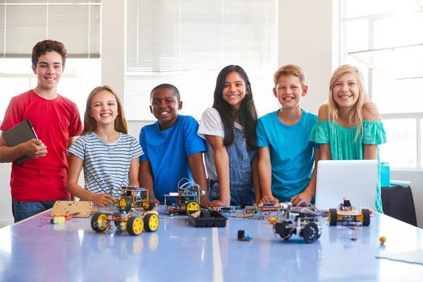 Porträt Männlicher Und Weiblicher Studenten Beim Bau Eines Roboterfahrzeugs Computercodierungskurs — Stockfoto