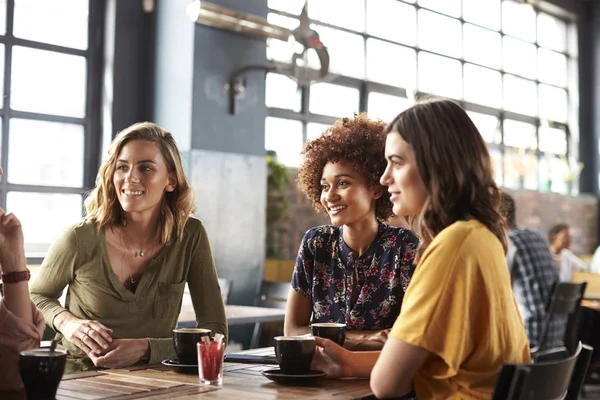 Três Jovens Amigas Reúnem Mesa Café Conversam — Fotografia de Stock