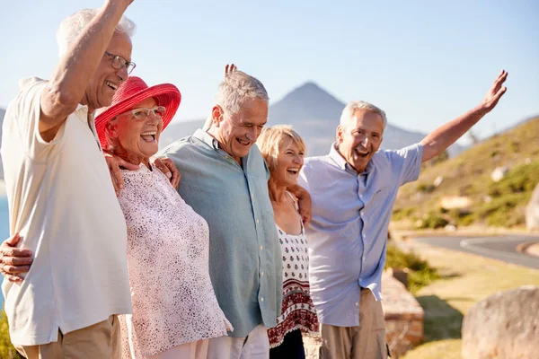 Amigos Mayores Visitan Punto Referencia Turístico Vacaciones Grupo Con Las — Foto de Stock