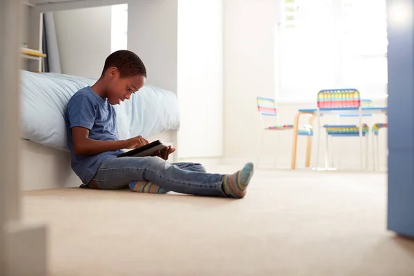 Menino Sentado Chão Quarto Usando Tablet Digital — Fotografia de Stock