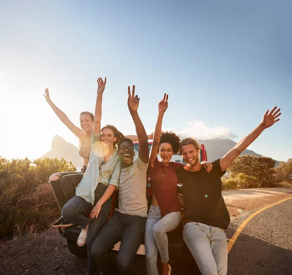 Five Millennial Friends Road Trip Taking Break Leaning Car Waving — Stock Photo, Image