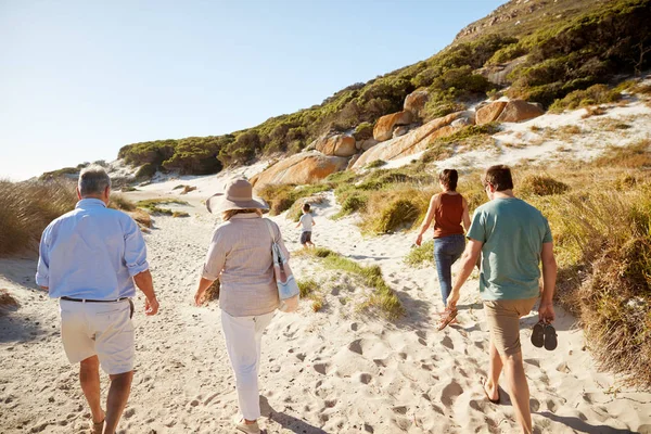 Genitori Nonni Che Camminano Sulla Spiaggia Con Ragazzo Che Corre — Foto Stock