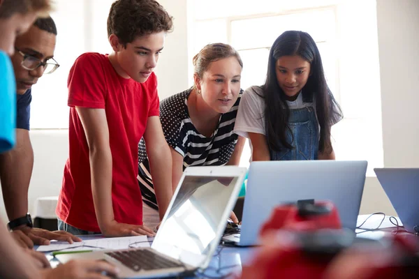 Groep Studenten School Computer Coderen Klasse Leren Robot Voertuig Program — Stockfoto