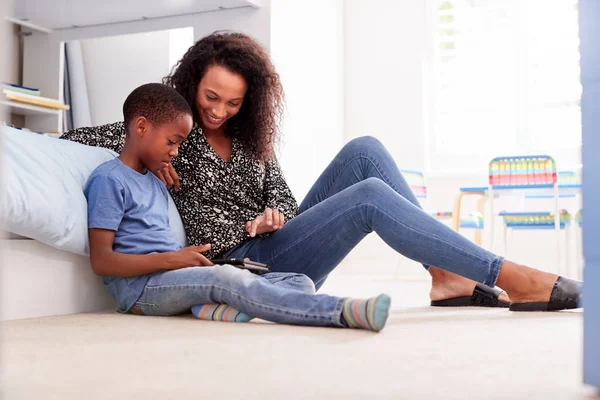 Mãe Com Filho Sentado Cama Quarto Criança Usando Tablet Digital — Fotografia de Stock