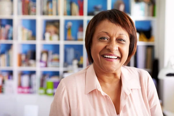 Portrait Smiling Mature Woman Home Office Bookcase — Stock Photo, Image