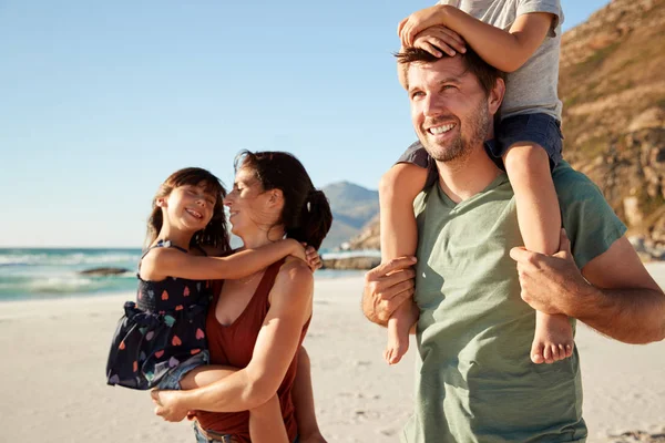 子供を運ぶ家族の休日にビーチで一緒に歩く中間大人の白いカップルは クローズアップ — ストック写真