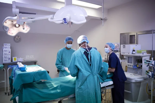 Equipo Quirúrgico Trabajando Paciente Quirófano Del Hospital —  Fotos de Stock