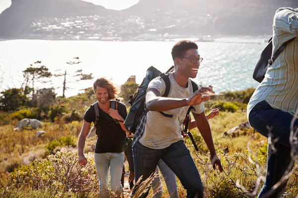 Glückliche Junge Erwachsene Freunde Die Küstennähe Bergauf Wandern Aus Nächster — Stockfoto