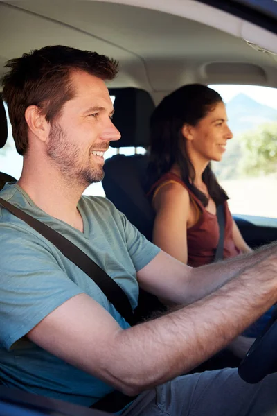 Gülümseyen Orta Yetişkin Beyaz Çift Arabalarında Sürüş Yakın Yan Görünüm — Stok fotoğraf