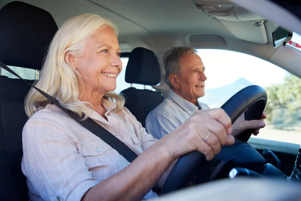 Femme Blanche Âgée Conduisant Une Voiture Son Mari Côté Elle — Photo