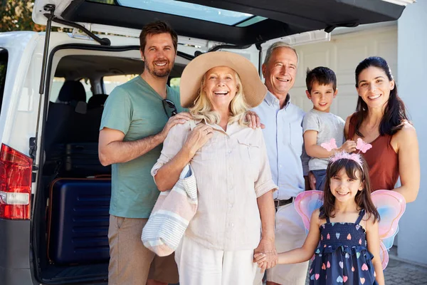 Familia Blanca Tres Generaciones Pie Coche Sonriendo Cámara Antes Salir —  Fotos de Stock