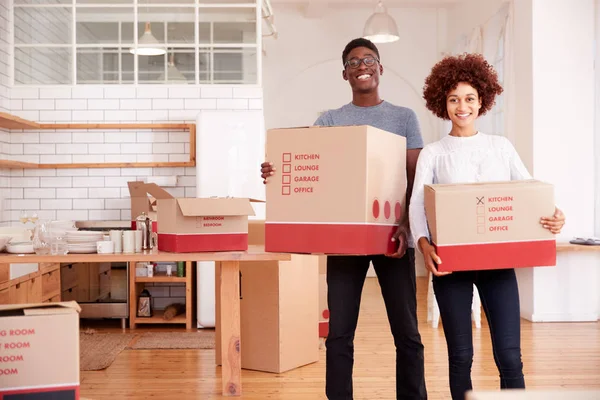 Retrato Casal Sorridente Transportando Caixas Para Nova Casa Dia Mudança — Fotografia de Stock