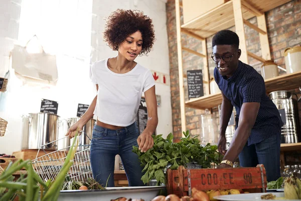 Pareja Que Compra Frutas Verduras Frescas Una Tienda Comestibles Plástico —  Fotos de Stock