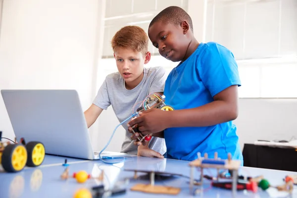 Dos Estudiantes Masculinos Que Construyen Programan Vehículo Del Robot Adentro — Foto de Stock
