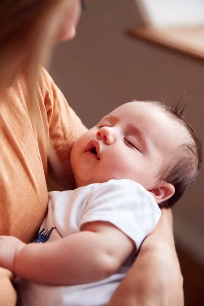 Loft Daire Evde Yeni Doğan Bebek Tutan Loving Anne — Stok fotoğraf