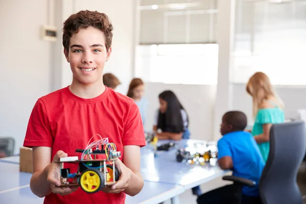 Portret Męskiego Studenta Budynku Robot Pojazdu Szkole Klasy Kodowania Komputerowego — Zdjęcie stockowe