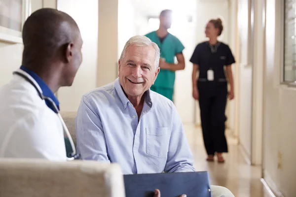 Doctor Dando Bienvenida Paciente Masculino Mayor Que Admitido Hospital — Foto de Stock