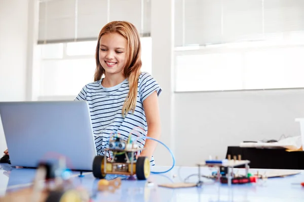 Studente Femminile Che Costruisce Che Programma Veicolo Del Robot Dentro — Foto Stock