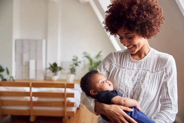 Kärleksfull Mor Som Innehar Nyfödda Barnet Hemma Loft Lägenhet — Stockfoto