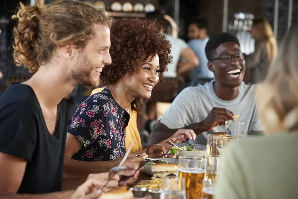 Gruppo Giovani Amici Incontro Bevande Cibo Nel Ristorante — Foto Stock