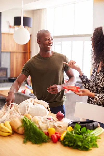 Par Återvänder Hem Från Shopping Resa Uppackning Plast Gratis Matkassar — Stockfoto