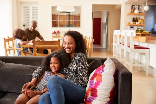 Mutter Und Tochter Sitzen Hause Auf Dem Sofa Und Schauen — Stockfoto