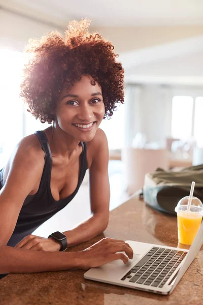 Bin Yıllık Afro Amerikan Kadın Kameraya Gülümseyerek Dizüstü Bilgisayarda Fitness — Stok fotoğraf