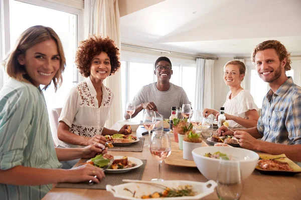 Grupo Amigos Milenares Sentados Uma Mesa Almoçando Olhando Para Câmera — Fotografia de Stock