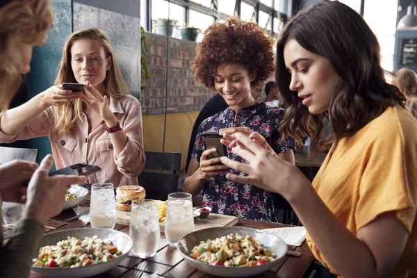 Amigos Femeninos Restaurante Tomando Fotos Comida Restaurante Para Publicar Las — Foto de Stock