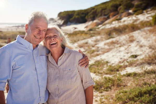 Senior Pareja Blanca Pie Una Playa Abrazando Sonriendo Cámara Cerca —  Fotos de Stock