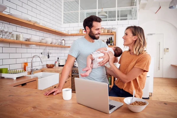 Família Ocupada Cozinha Café Manhã Com Pai Cuidando Bebê Filho — Fotografia de Stock