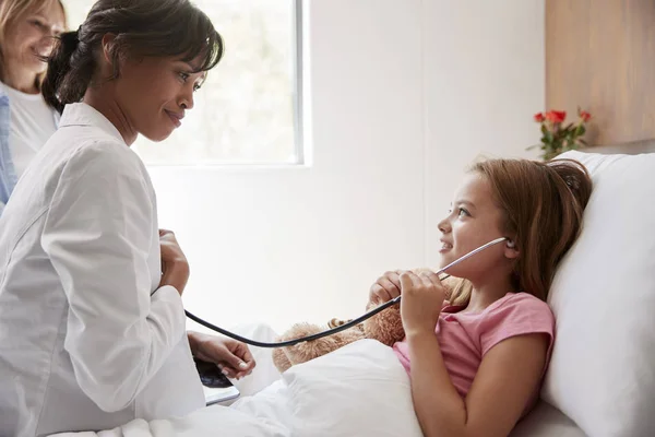 Médico Femenino Dejando Que Paciente Escuche Pecho Con Estetoscopio Cama — Foto de Stock