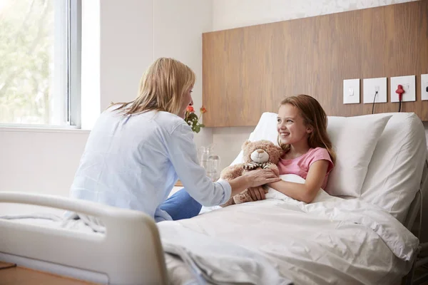 病院病棟のベッドに横たわる娘を訪ねる母親 — ストック写真