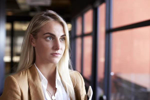 Millennial Hvid Blondine Forretningskvinde Kigger Vinduet Kontor Hoved Skuldre - Stock-foto