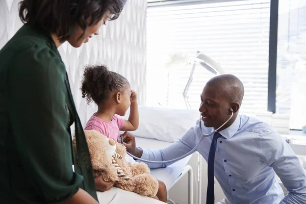 Madre Che Prende Figlia Esame Medico Ufficio Medici — Foto Stock