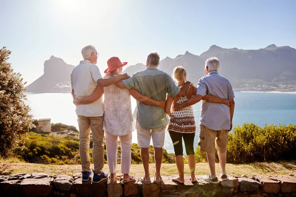 Bakifrån Seniora Vänner Som Besöker Turist Landmärke Grupp Semester Stående — Stockfoto