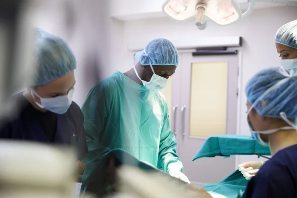 Hastane Ameliyathanesinde Hasta Üzerinde Çalışan Cerrahi Ekip — Stok fotoğraf