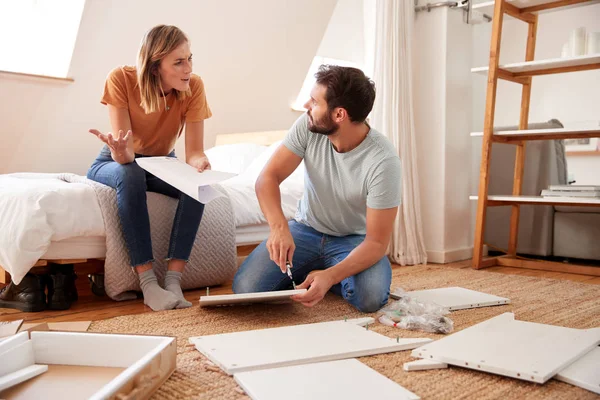 Pareja Que Tiene Argumento Mientras Que Junta Los Muebles Del — Foto de Stock