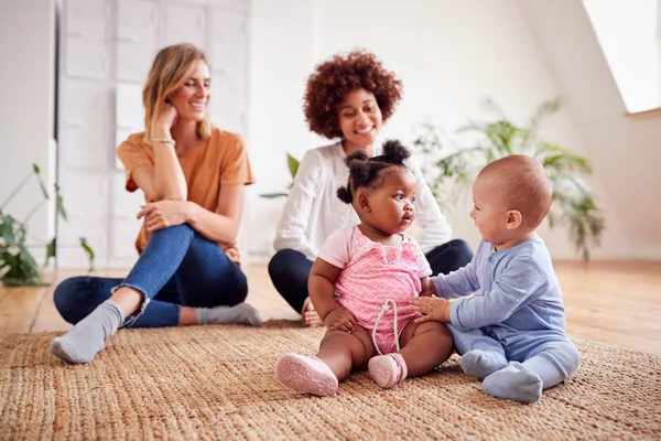 Två Mammor Möte För Lek Datum Med Spädbarn Hemma Loft — Stockfoto