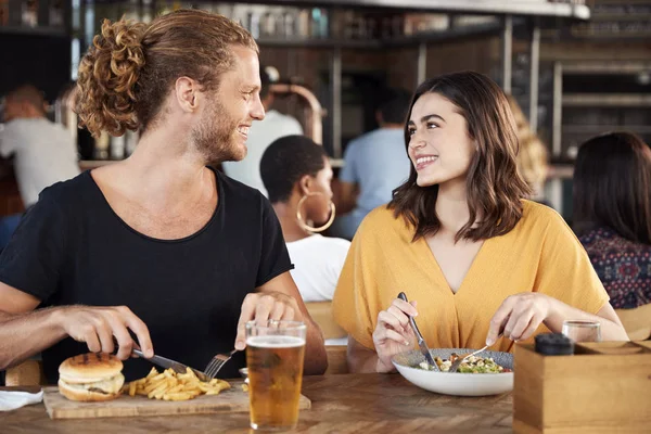 Casal Reunião Data Para Bebidas Alimentos Restaurante — Fotografia de Stock